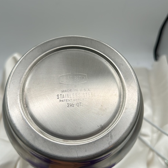 West Bend Stainless Steel 2 1/2qt. Pitcher with Wood and Stainless Handle. - Picture 6 of 8